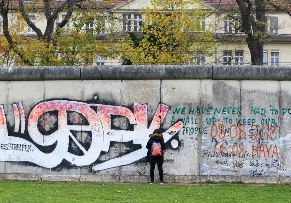 Entdecken Sie die künstlerischen Aspekte der Berliner Mauer auf einem Spaziergang