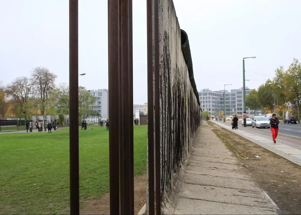 Wanderweg zur Erkundung der natürlichen Bereiche der Berliner Mauer