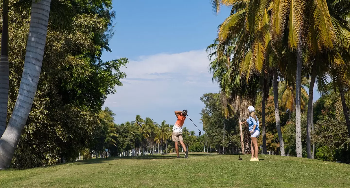 El campo de golf del Club Campestre El Cid: Deporte y entretenimiento en Mazatlán