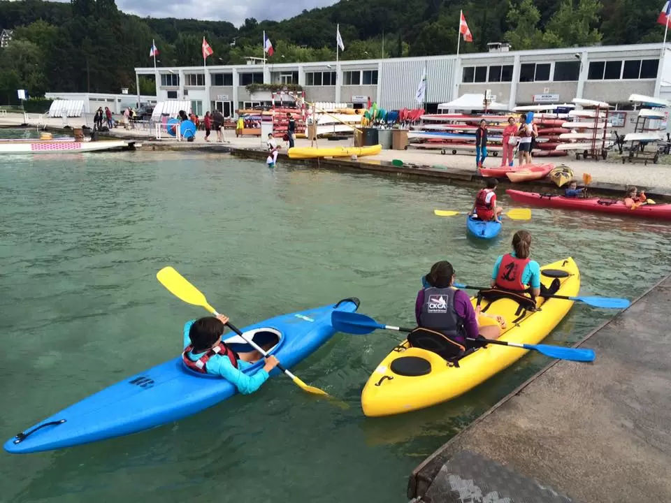 Sporturi acvatice pe Lacul Annecy: Ce trebuie să știți despre schi și înot