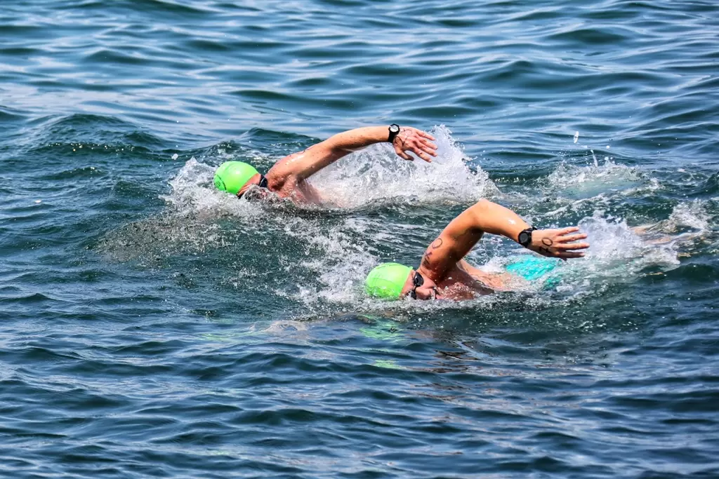 Deportes acuáticos en el lago de Annecy: equipos y técnicas de esquí y natación