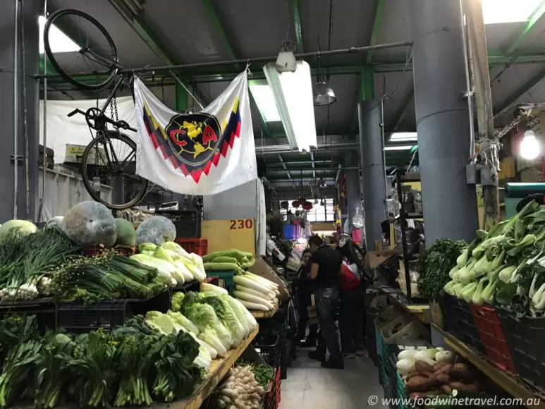 Verkostung von Speisen auf dem San Juan Markt: Entdeckung lokaler Geschmacksrichtungen