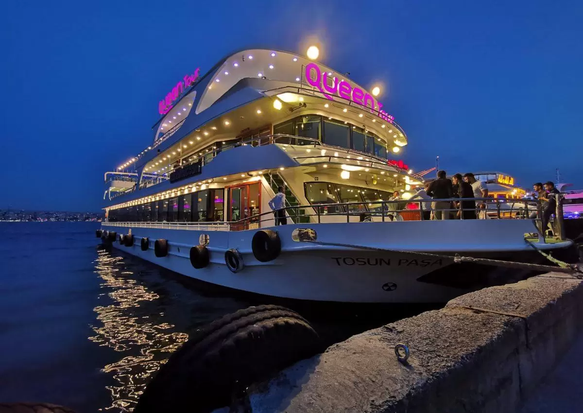 Eine angenehme Fahrt mit dem Wasserrad auf dem Annecy-See