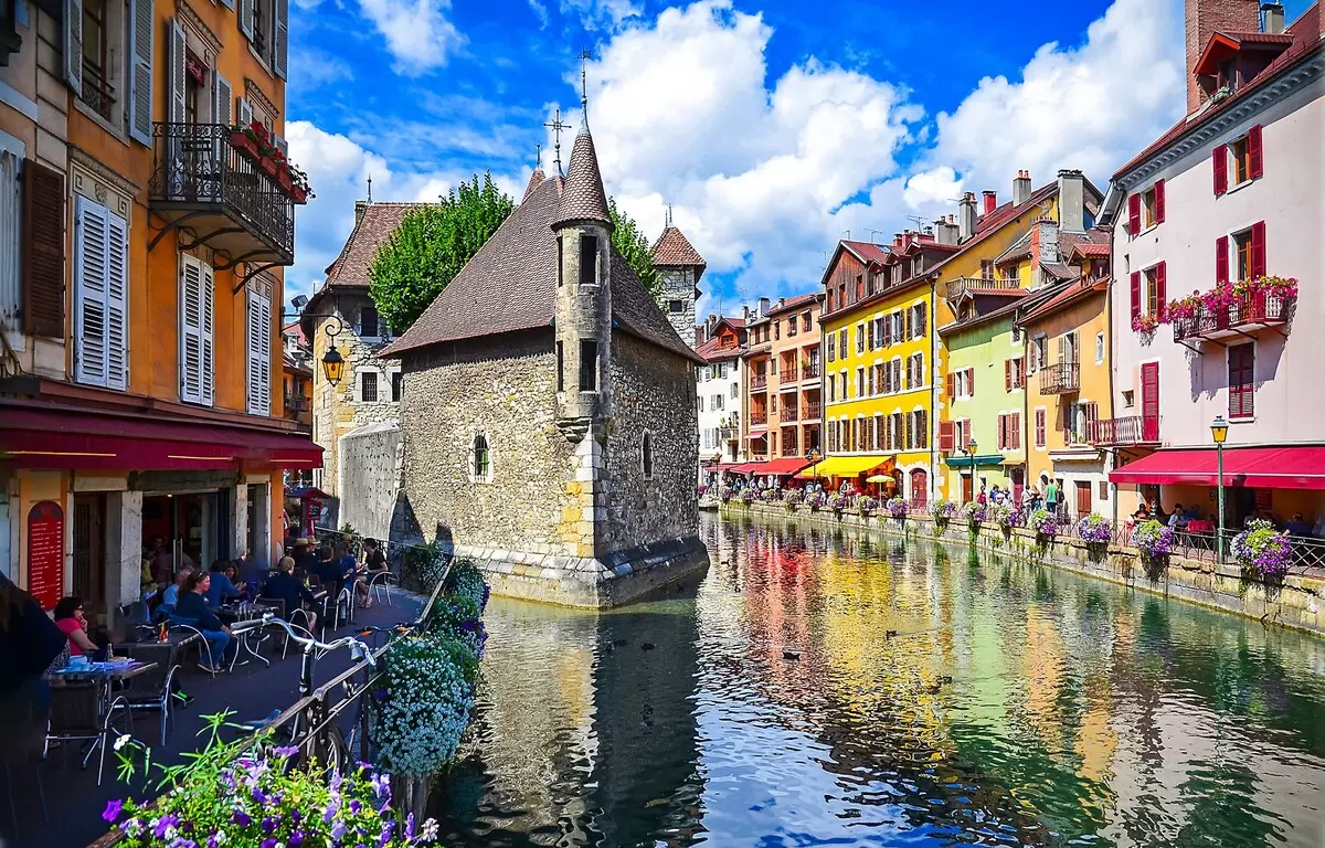 Para ver de cerca la belleza del Lago de Annecy, hay tours en barco