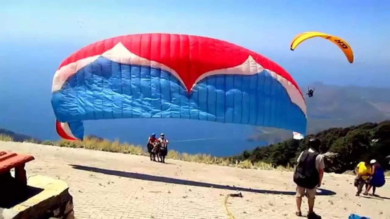 Yangshuo bietet ein aufregendes Erlebnis beim Paragliding und Kitesurfen am Hang