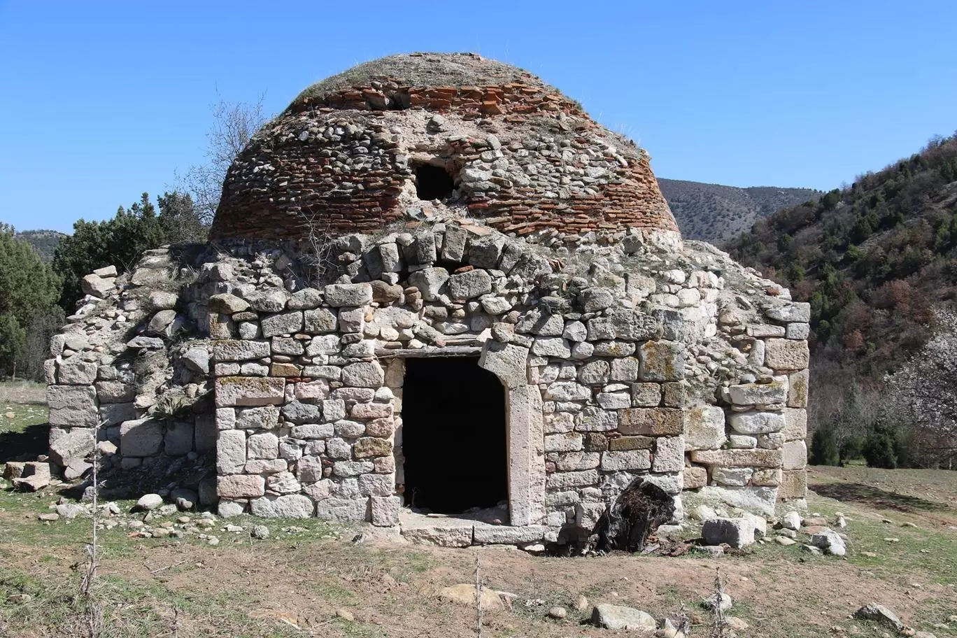 Ancient structures. Руины (археология). Памятники археологии. Часы на допотопных зданиях и сооружениях.