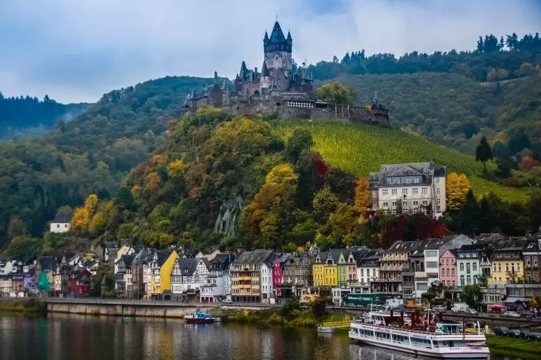 Romantischer Kurzurlaub: Erleben Sie eine Bootstour auf dem Rhein